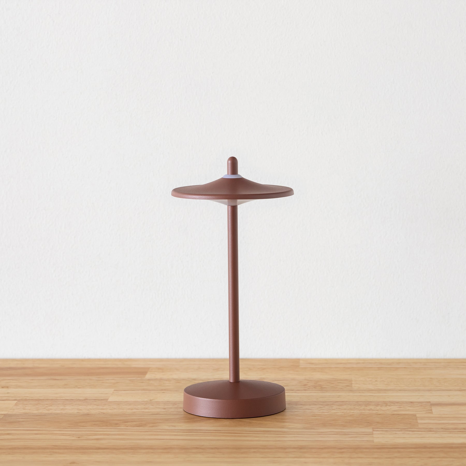 ニュアンスカラーの 充電式 ポータブルライト Brown
